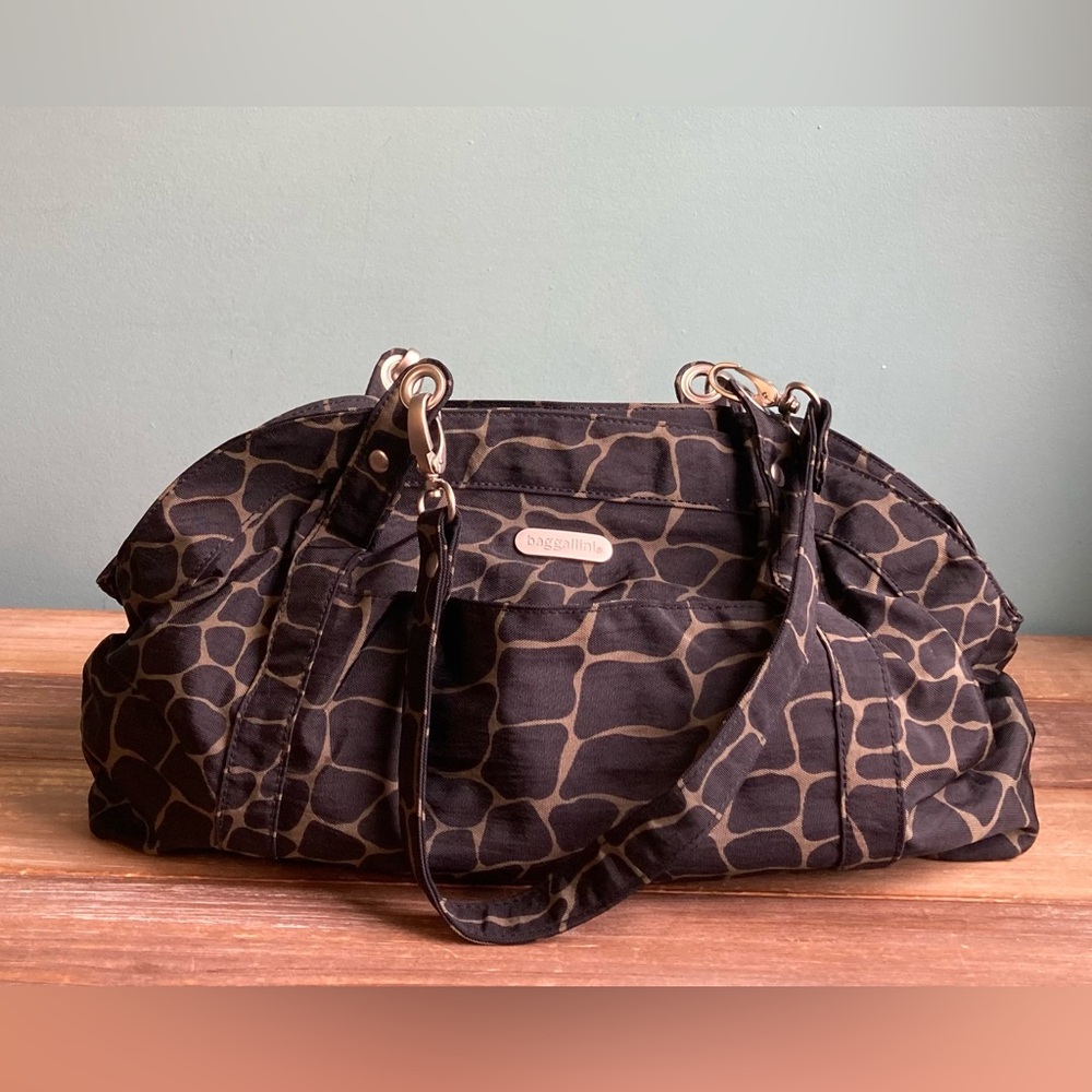 Baggallini Hampton Giraffe Print Bag